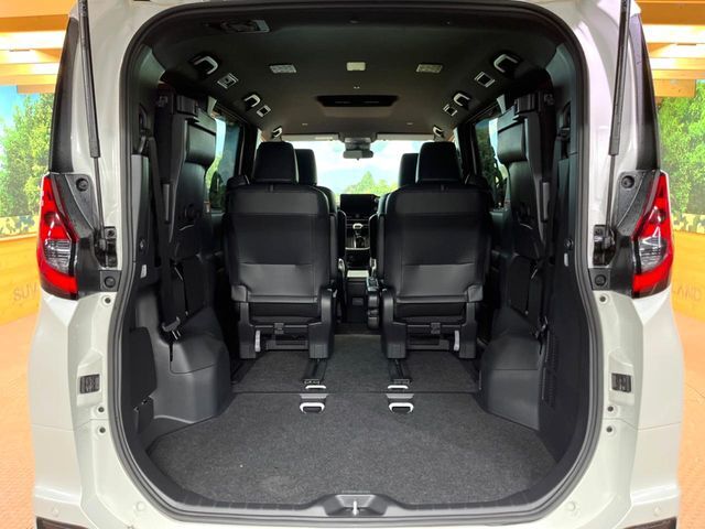 普段のお買い物や通勤、送迎等に十分な荷室スペースを確保しております。セカンドシートを倒すと、大きな荷物の積載も可能です♪