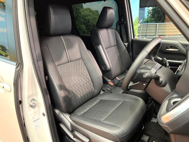 運転席まわりには十分なスペースがあり、大柄な方でもゆったり運転していただける環境です。