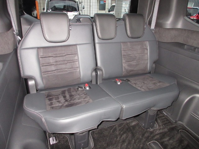 3列目シートは車内全体を爽快に見渡せて、座り心地も快適に。すべてのシートの居心地を、とことん追求しました。
