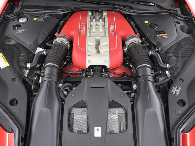 V12　自然吸気エンジンを搭載しています。6.5リッターの大排気量とは思えない滑らかなレスポンスを味わえます。ターボやハイブリッドではないフェラーリ伝統のV12気筒をぜひ一度ご体感ください。