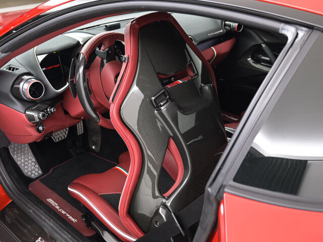 強靭なカーボン繊維が使用され、サーキット走行時でもシート自体が動くことなく、ドライビングに集中出来るようになっております。