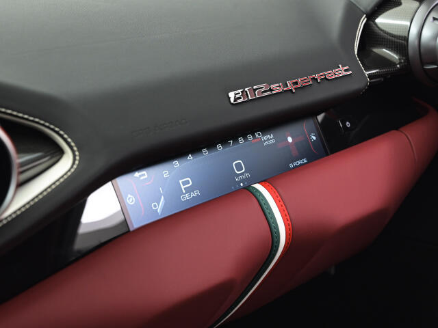 オプションのパッセンジャーディスプレイを装備しております。車両状態のほか、オーディオなど各種の情報を表示され、助手席の方も一緒に楽しめるようになっております。