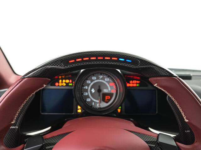 F1よりフィードバックされたテクノロジーです。LEDの点灯により、ご自身で最適なシフトタイミングを計ることが可能です。サーキット走行時等に視線をそらさずにシフトチェンジを行えます。