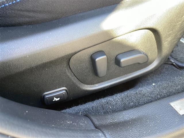 運転席の画像です。店舗にて現車の確認もいただけますので、お電話で在庫のご確認の上是非ご来店くださいませ！！！