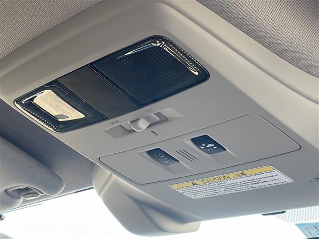天井の画像です。店舗にて現車の確認もいただけますので、お電話で在庫のご確認の上是非ご来店くださいませ！！！ワクワクするクルマ選びをご提案します！