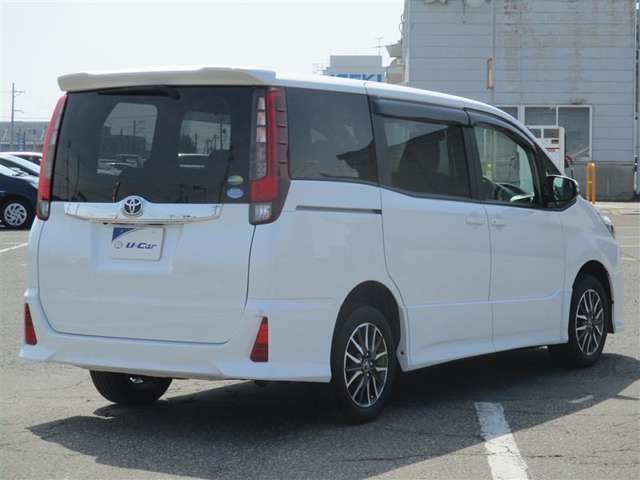 明るく広々、落ち着いた店内では、中古車のご検討・ご購入のほか、携帯電話（au）の購入等、様々なご相談に幅広く応えていきます♪