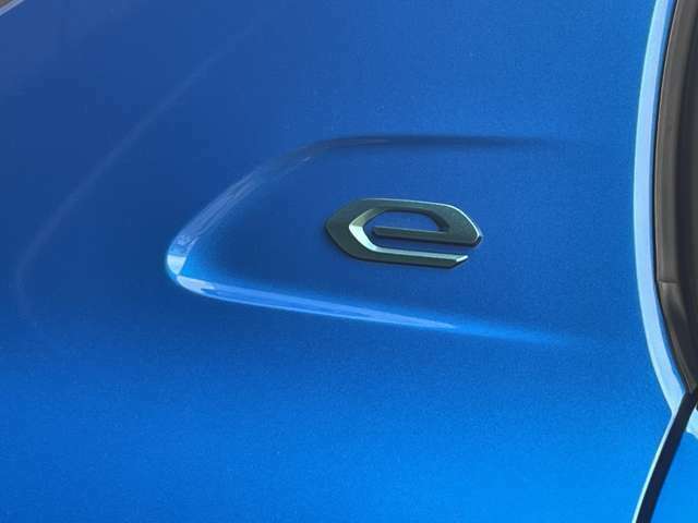 右後部ドア付近に電気自動車である「e」ロゴ。