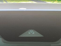 【インテリジェントエマージェンシーブレーキ】フロントカメラで前方の車両や歩行者を検知。衝突しそうな時は衝突被害軽減ブレーキが作動、衝突回避をサポート。より安全にドライブをお楽しみいただけます。