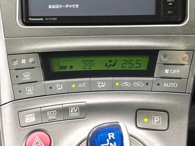 【オートエアコン】一度お好みの温度に設定すれば、車内の温度を検知し風量や温度を自動で調整。暑い…寒い…と何度もスイッチ操作をする必要はありません。快適な車内空間には必須の機能ですね♪