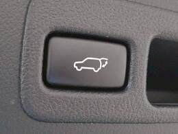 【電動リアゲート】ボタンひとつで大きなゲートも簡単に開閉可能です。