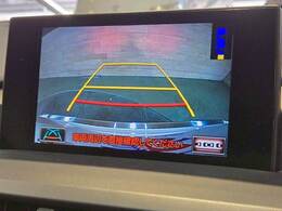 【カラーバックモニター】を装備しております。リアの映像がカラーで映し出されますので日々の駐車も安心安全です。
