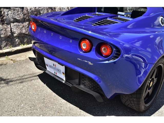 【徹底した納車前点検】ご納車前に、担当整備士と営業担当がエンジン、ミッション、エアコン等、内装の計器一つまで全て細かく点検を行い、約100キロの走行テストを夜間、高速走行を含め実施致しております。