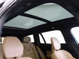 屋根一面まるごととも言える特大サイズのチルトアップ機構付電動パノラマ・ガラス・サンルーフ。晴天時はもちろん、雨天・曇天時にもブラインドを開けることで常に開放的な車内空間を実現させてくれます。