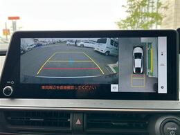 【パノラミックビューモニター】クルマを真上から見下ろした視点で駐車をサポートします！クルマの斜め後ろや真横など、いち早く障害物に気が付くことができます。