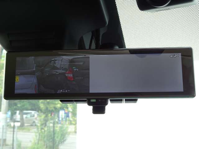 スマートルームミラー・車内の状況に関わらず、車両後方にあるカメラの映像をルームミラーに移します。