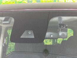 【エマージェンシーブレーキ】走行中に前方の車両等を認識し、衝突しそうな時は警報とブレーキで衝突回避と被害軽減をアシスト。より安全にドライブをお楽しみいただけます。