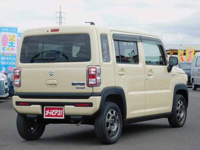 弊社は自動車（新車・中古車)の販売だけではなく、自社整備工場1カ所、鈑金工場2カ所を所有しております。