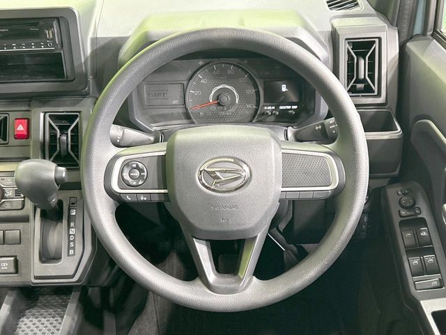 インテリアに合わせたデザインのステアリングは、運転される方のことも考え、運転しやすい形状、大きさです。是非一度、実際に触ってお確かめください。