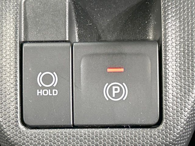 【オートブレーキホールド】信号待ちや渋滞で停車時にブレーキから足を離しても、停止状態を保持してくれます。前進するときはアクセルを踏めば自動で解除されるので安心♪街乗り運転が楽になります♪