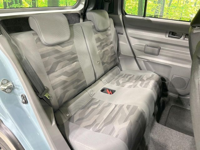 広々とした2列目シートは居住性が高く、居心地も快適！友達や家族とのお出かけにぴったりです。ベビーシートやチャイルドシート使用時も快適にお過ごしいただける十分な空間を確保しています。