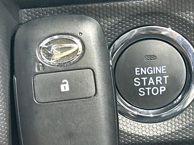 【キーフリーシステム】カバンやポケットに入れたままでもドアの施錠・解錠が可能なスマートキーを装備。エンジンのオン・オフ時もカギを取り出す必要が無いからとっても便利です♪