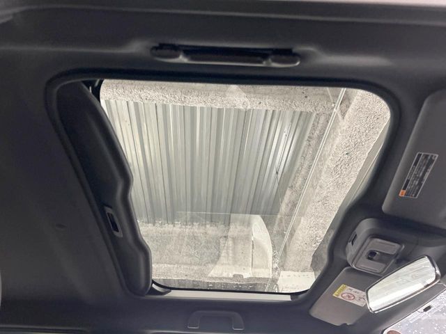 【ガラスルーフ】ガラスルーフ搭載で車内の解放感が一気にアップ！開放的なドライブをお楽しみいただけます。