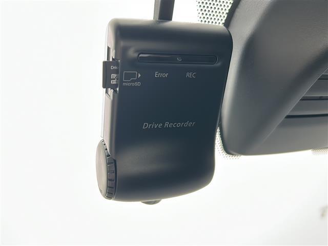 【ETC】有料道路を利用する際に料金所で停止することなく通過できる、ETC車載器（ノンストップ自動料金収受システム機器）が装備されています。セットアップを行うことで利用可能になります。