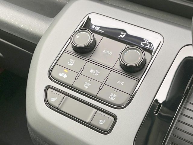 【シートヒーター】寒い日に重宝するシートヒーター！エアコンより早く温まってくれるので寒がりの人も安心ですね♪エアコンの温風は乾燥するから苦手、という方にもをおすすめです。