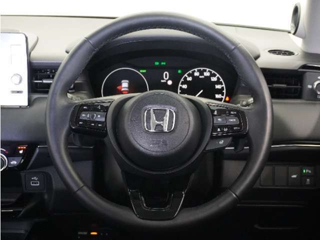 【Honda SENSING】 カメラ等装置で精度の高い検知能力を発揮、安全運転を支援します。ステアリング上のコントローラーに注目！