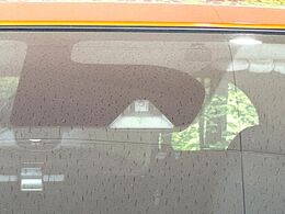 【インテリジェントエマージェンシーブレーキ】フロントカメラで前方の車両や歩行者を検知。衝突しそうな時は衝突被害軽減ブレーキが作動、衝突回避をサポート。より安全にドライブをお楽しみいただけます。