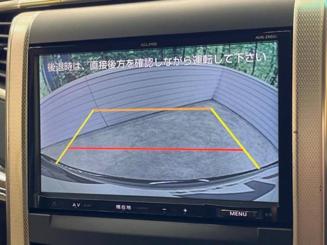 【バックカメラ】駐車時に後方がリアルタイム映像で確認できます。大型商業施設や立体駐車場での駐車時や、夜間のバック時に大活躍！運転スキルに関わらず、今や必須となった装備のひとつです！