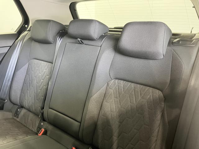 シートは適度な硬さによって長時間の運転でも疲れにくいと定評があります。国産車とは全く違った座り心地ですが、長年培われた欧州の椅子文化をご体感ください。