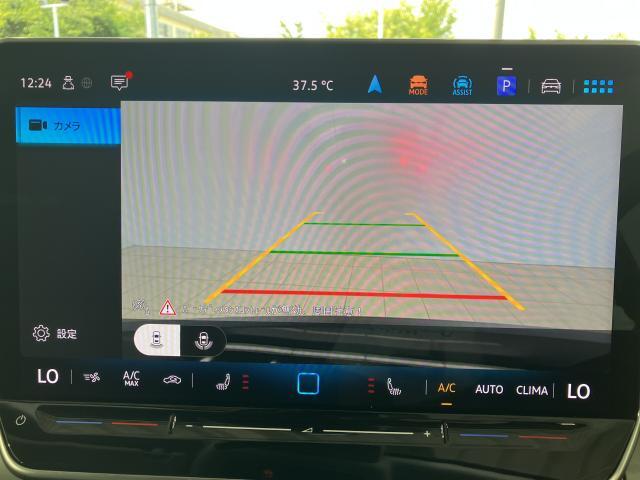 ギアをリバースに入れると車両後方の映像を映し出します。画面にはガイドラインが表示され、車庫入れや縦列駐車などの際に安全確認をサポートします。