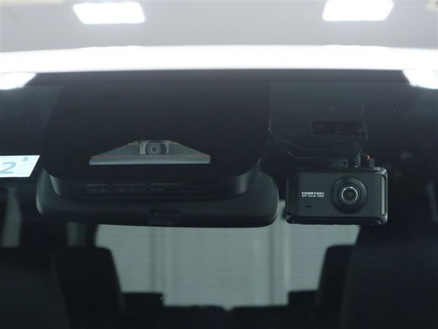 ドライブレコーダー装備：車の走行中の主に外観を中心に記録する撮影機材です！交通事故発生時の責任の所在を明確にしたり、観光等を記録するのにも役立ちます！