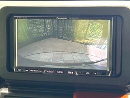【バックカメラ】駐車時に後方がリアルタイム映像で確認できます。大型商業施設や立体駐車場での駐車時や、夜間のバック時に大活躍！運転スキルに関わらず、今や必須となった装備のひとつです！