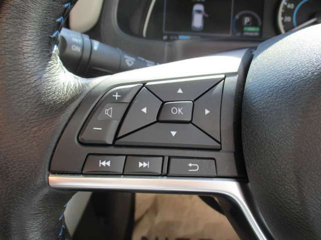 ステアリングスイッチはオーディオの操作もらくらく！運転中に視線をずらさずに調整できるのであんしん安全ですね！