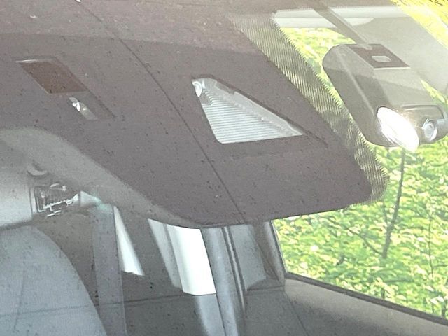 【スマートシティブレーキサポート】低速走行中に前方の車両等を認識し、衝突しそうな時は警報とブレーキで衝突回避と被害軽減をアシスト。より安全にドライブをお楽しみいただけます。