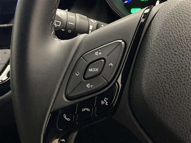 運転中、オーディオの操作をしてて、ハッとしたことはありませんか？ステアリングスイッチは、運転中でもハンドルでオーディオの操作が可能です。安全なドライブをサポートします。