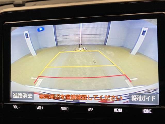 こちらのバックカメラは画面にラインが表示されておりますので、バック時のクルマの進行方向の目安になります。より高いレベルで車庫入れをサポートする、便利な機能ですね。