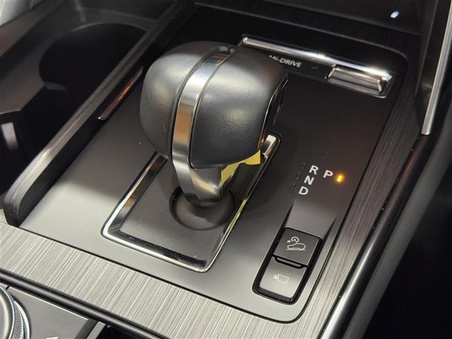 【エレキシフト】様々なシーンで迷いなくシフト操作ができるよう、一般的なAT車と同様の操作方法としつつ、シンプルなシフトパターンとしています。