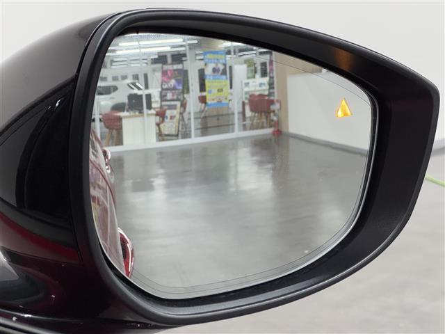 【ブラインドスポットモニタリング】後側方エリアに車両を検知すると、ドアミラー内のアイコンが点灯し、ドライバーに注意を促します。後退時、車両後方に接近する車両を検知して注意喚起するRCTA機能も搭載。