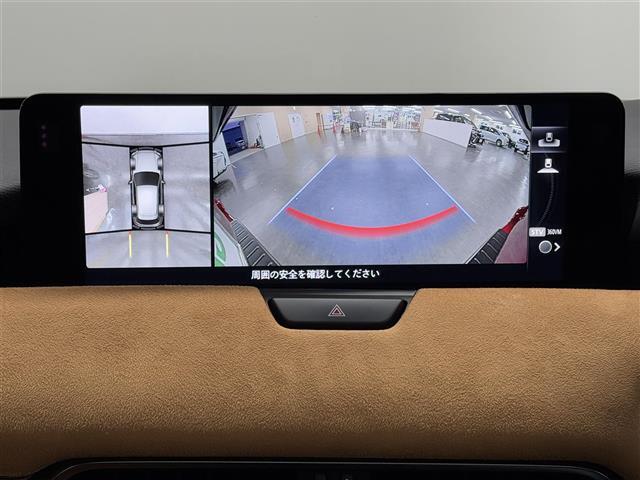 【360° ビューカメラ】自車周辺をぐるりと俯瞰できるカメラで危険察知。上空からの映像で自動車や障害物の位置が詳細に確認できるので、狭い駐車場でも安心して駐車できますね。