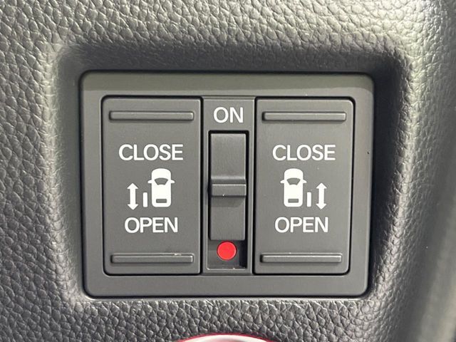 【両側パワースライドドア】スマートキーや運転席のスイッチで後席両側スライドドアの開閉が可能♪電動だから力を入れてドアを開ける必要が無く、小さなお子様でも簡単に開け閉めでき快適です♪