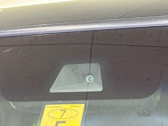 【ホンダセンシング】走行中に前方の車両等を認識し、衝突しそうな時は警報とブレーキで衝突回避と被害軽減をアシスト。より安全にドライブをお楽しみいただけます。