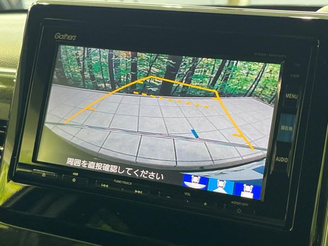【バックカメラ】駐車時に後方がリアルタイム映像で確認できます。大型商業施設や立体駐車場での駐車時や、夜間のバック時に大活躍！運転スキルに関わらず、今や必須となった装備のひとつです！