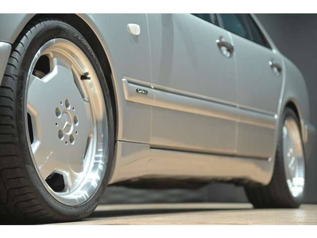 フロントタイヤサイズ【235/40R18】22年製のタイヤをインストールしております！！