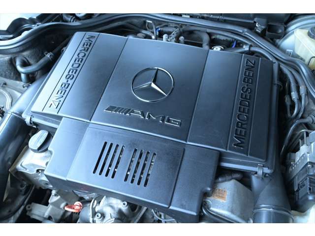 500E(W124)のV8エンジンをベースにAMGにより6リッターへスープアップ、各部のチューニングを施し、50ps近くの出力アップを果たしたW210ハイスペックのAMGコンプリートモデル！M119 V8気筒DOHC6リッターAMGエンジン！