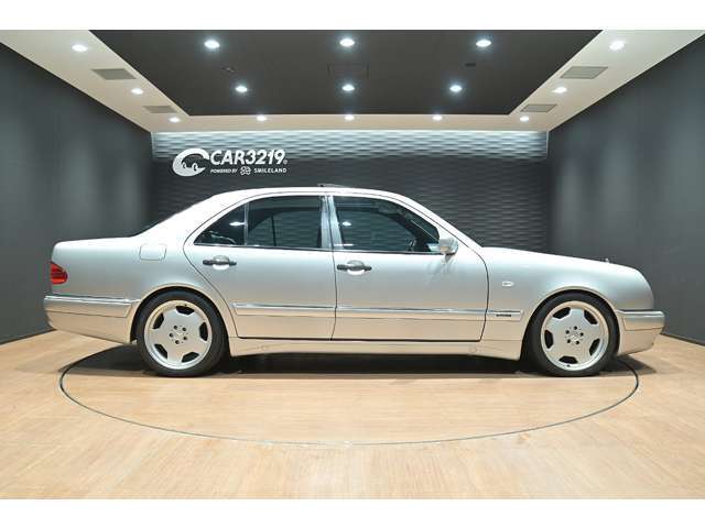 名車500E6.0(W124)から引き継がれたM119エンジンをAMGが6リッターにボアアップしたエンジンが搭載されたお車でございます。