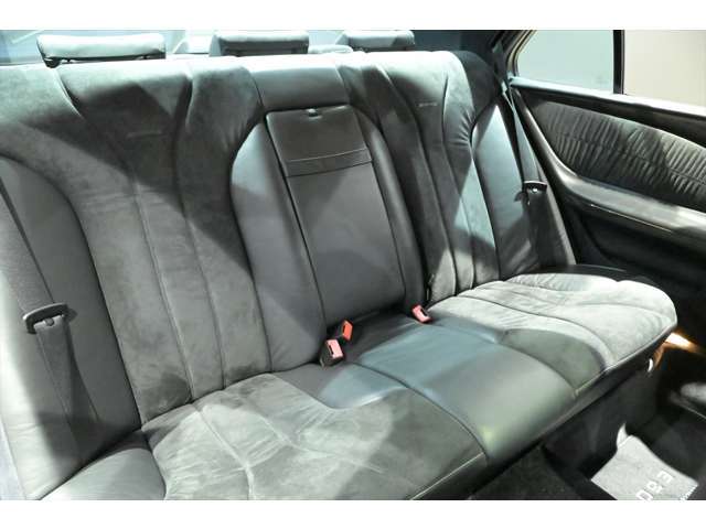 後部座席も使用感少なくキレイです☆当店の展示車は全車クリーニング済みです。再度クリーニング後のご納車となります。