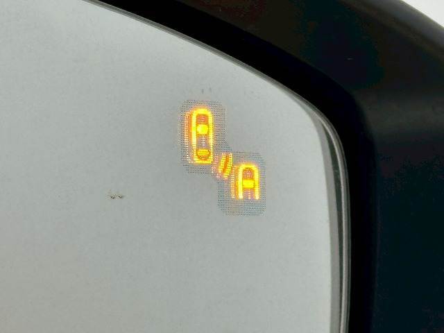 【RVM（リアビークルモニタリングシステム）】車線変更時に車両後方から来る車両を検知し安全をサポートする装置です。